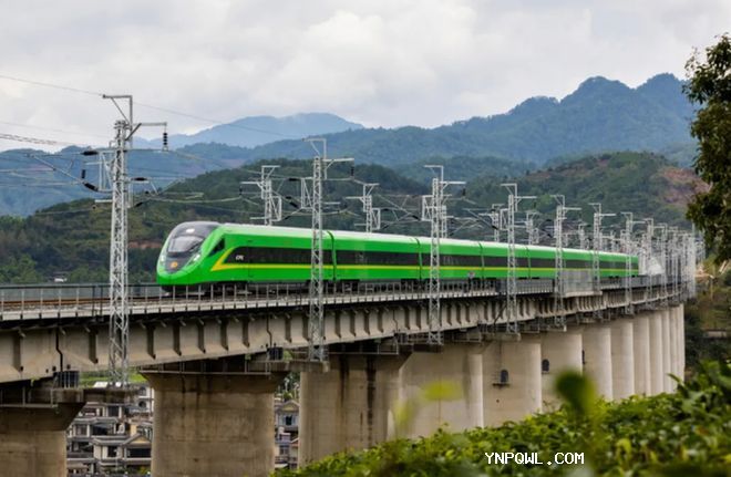 中國(guó)援建中老鐵路 開通兩年來(lái)成老撾重要客貨運(yùn)鐵路