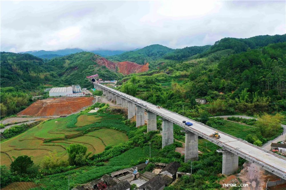 通過加裝“新引擎”中國中鐵在西部地區(qū)的運輸迎來機遇